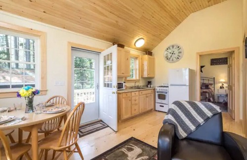 Waldo County Cabaña | Pine Grove Cottages : Cottage 7 - Spacious 1 bedroom - Pet Friendly