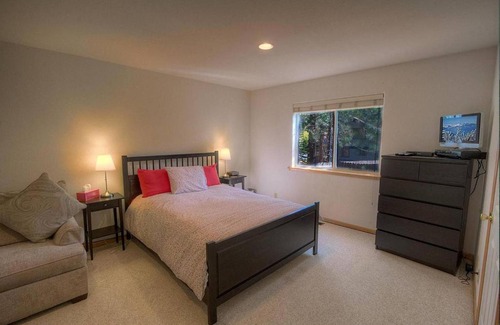 Pioneer Trail Casa | Pine Haven by Lake Tahoe Accommodations