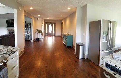 Gainesville Casa | Pine Haven | Lake front home /w Dock, Cheerful 4 Bedroom Cottage /w Dock Max 6 ppl