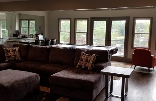 Gainesville Casa | Pine Haven | Lake front home /w Dock, Cheerful 4 Bedroom Cottage /w Dock Max 6 ppl