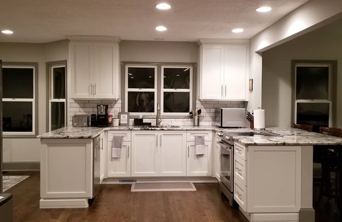 Gainesville Casa | Pine Haven | Lake front home /w Dock, Cheerful 4 Bedroom Cottage /w Dock Max 6 ppl