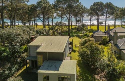 Matarangi Casa | Pine Haven - Matarangi Holiday Home