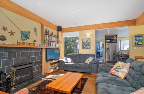 Matarangi Casa | Pine Haven - Matarangi Holiday Home