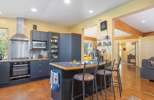 Matarangi Casa | Pine Haven - Matarangi Holiday Home