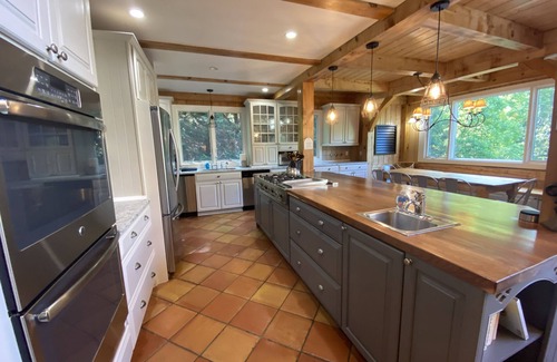 Fairview Casa | Pine Hollow - una casa de lujo con marco de madera de Asheville con bañera de hidromasaje; bodas, más - impresionante!