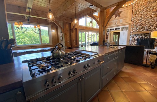 Fairview Casa | Pine Hollow - una casa de lujo con marco de madera de Asheville con bañera de hidromasaje; bodas, más - impresionante!