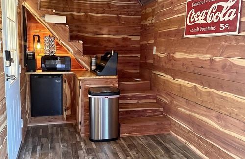 Henryetta Cabina | Pine Hollow w/ Lemurs & zebras, Private Hot Tub
