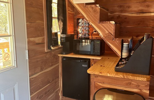 Henryetta Cabina | Pine Hollow w/ Lemurs & zebras, Private Hot Tub