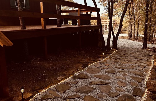 Henryetta Cabina | Pine Hollow w/ Lemurs & zebras, Private Hot Tub