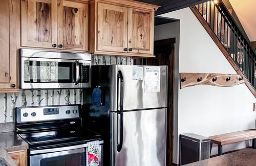 Butler Cabina | Pine Lane is your cozy, pet-friendly escape -w/ hot tub, fire pit, & peaceful vibes near Mohican