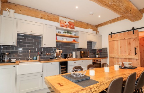 Grantown-on-Spey Cabaña | PINE MARTEN LODGE, pet friendly, with hot tub in Nethy Bridge