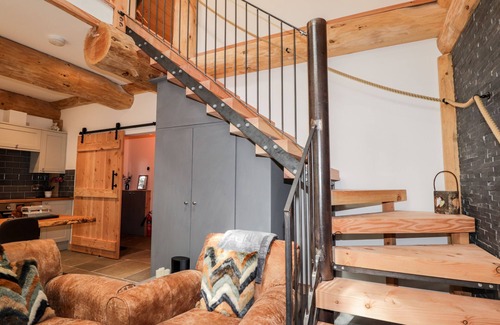 Grantown-on-Spey Cabaña | PINE MARTEN LODGE, pet friendly, with hot tub in Nethy Bridge