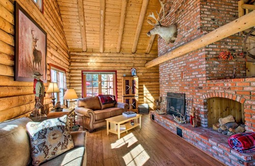 Pine Mountain Club Casa | Pine Mountain Club Log Home with Deck and Grill!