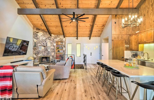 Groveland Cabina | Pine Mountain Cabin w/ Hot Tub, 2 Mins to Marina!