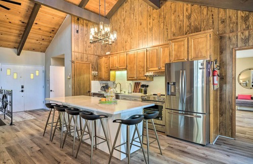 Groveland Cabina | Pine Mountain Cabin w/ Hot Tub, 2 Mins to Marina!