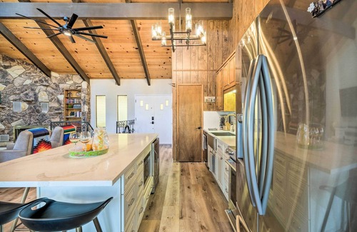 Groveland Cabina | Pine Mountain Cabin w/ Hot Tub, 2 Mins to Marina!