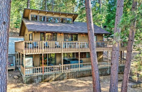 Groveland Casa | Pine Mountain Cabin with Hot Tub, 2 Mins to Marina!