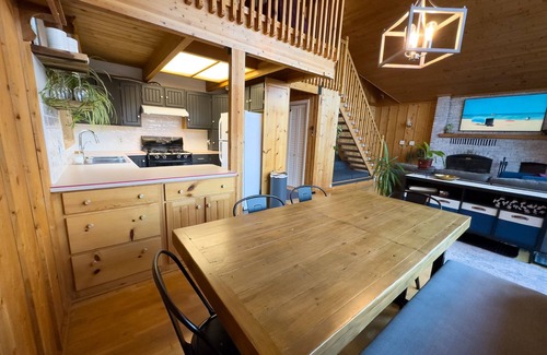 Alberta Beach Cabina | Pine Peaks Cabin - Rustic Family Getaway Steps to Lake Hot Tub + Bunk Rooms
