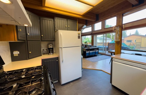 Alberta Beach Cabina | Pine Peaks Cabin - Rustic Family Getaway Steps to Lake Hot Tub + Bunk Rooms