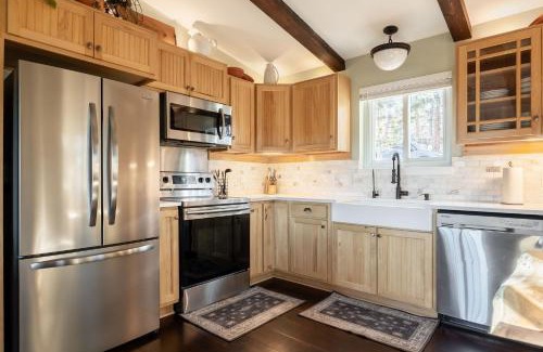 Bailey Casa | Pine Perch ~ Cozy Mountain Cabin w/Views