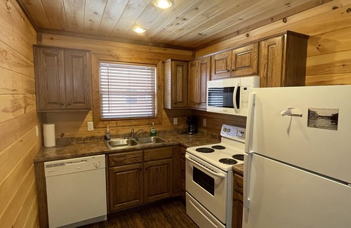 Van Buren Cabina | Pine Perfect Cabin on the edge of town only 1/2 mile from Current River!