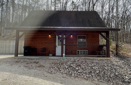 Van Buren Cabina | Pine Perfect Cabin on the edge of town only 1/2 mile from Current River!