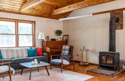 Kerhonkson Cabina | Pine Place - Sunny Escape by Minnewaska w. Hot Tub