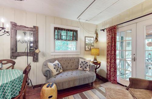 Black Mountain Casa | Pine Retreat Cottage