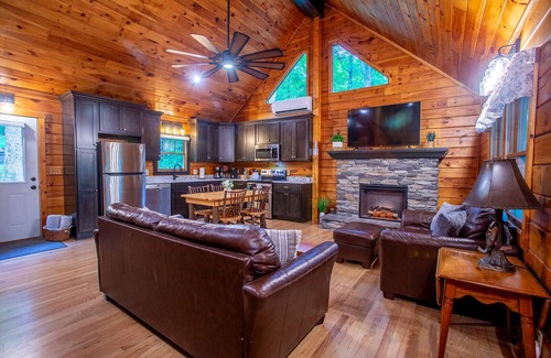 Loudonville Casa | Pine Ridge Cabin - Secluded Cabin with Hot Tub