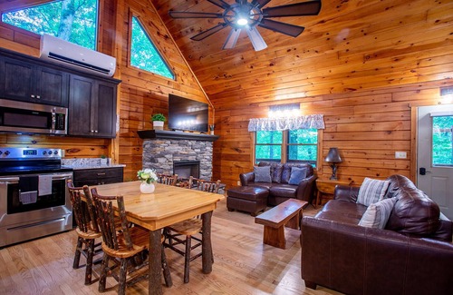Loudonville Casa | Pine Ridge Cabin - Secluded Cabin with Hot Tub