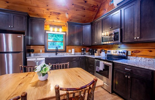 Loudonville Casa | Pine Ridge Cabin - Secluded Cabin with Hot Tub
