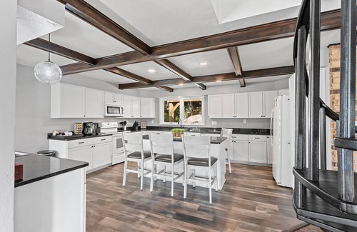 Green Bay Casa | Pine Terrace/Hot Tub/Entertainment Garage/6bdrm