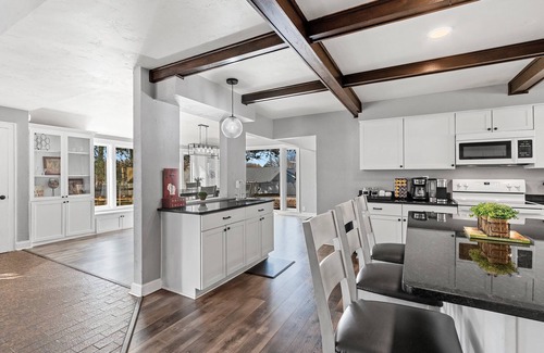 Green Bay Casa | Pine Terrace/Hot Tub/Entertainment Garage/6bdrm