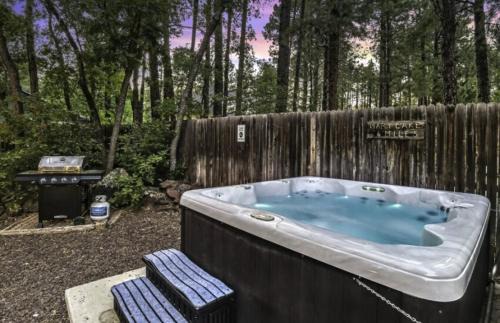 Flagstaff Casa | Pine-Time Retreat Near Downtown with Hot Tub!