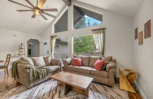 Flagstaff Casa | Pine-Time Retreat Near Downtown with Hot Tub!