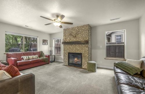Flagstaff Casa | Pine-Time Retreat Near Downtown with Hot Tub!