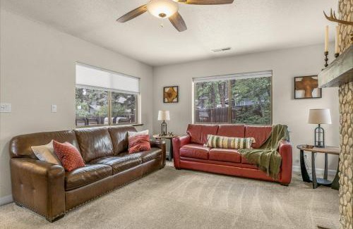 Flagstaff Casa | Pine-Time Retreat Near Downtown with Hot Tub!