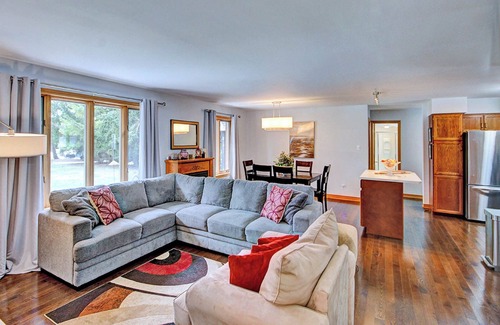Zurich Cabaña | Pine View Cottage Family-Friendly Getaway King Bed
