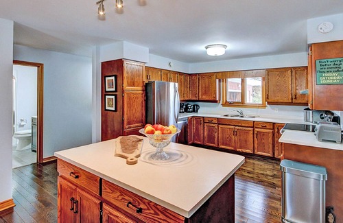 Zurich Cabaña | Pine View Cottage Family-Friendly Getaway King Bed