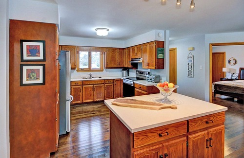 Zurich Cabaña | Pine View Cottage Family-Friendly Getaway King Bed