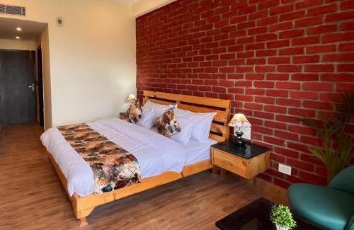 Mussoorie Hotel | Pine View Luxury Resort with Mountain View & Premium Rooms