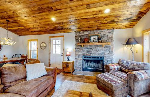 McHenry Casa | Pine Woods Cabin