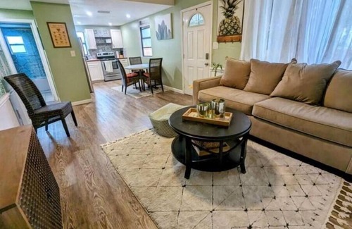 Laurel Casa | Pineapple and Palms - Cozy beach retreat minutes from Nokomis and Venice beaches