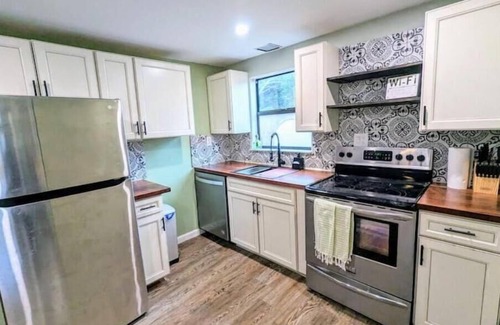 Laurel Casa | Pineapple and Palms - Cozy beach retreat minutes from Nokomis and Venice beaches