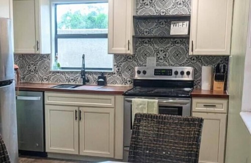 Laurel Casa | Pineapple and Palms - Cozy beach retreat minutes from Nokomis and Venice beaches