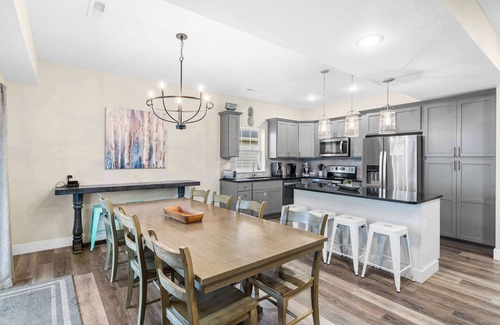 Hollister Casa | Pineapple Bungalow - 14ppl