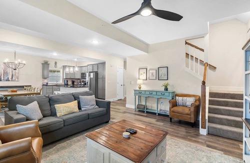 Hollister Casa | Pineapple Bungalow - 14ppl