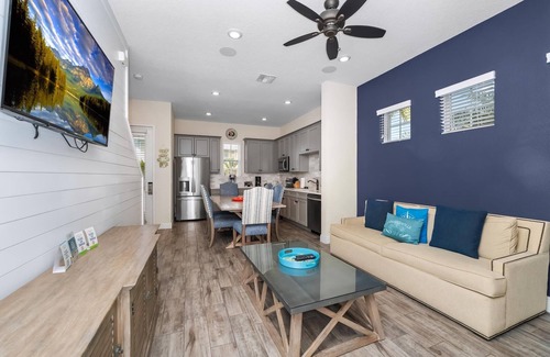 West Kissimmee Cabaña | Pineapple Dream Cottage with Private Hot Tub near Disney with Margaritaville.