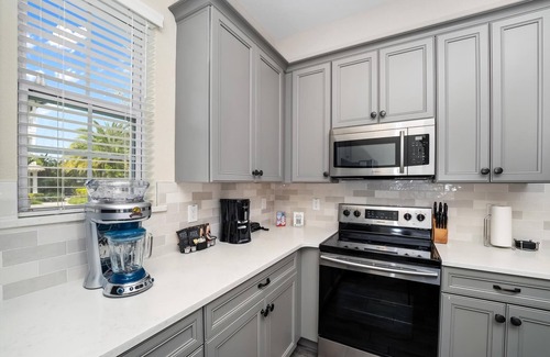 West Kissimmee Cabaña | Pineapple Dream Cottage with Private Hot Tub near Disney with Margaritaville.