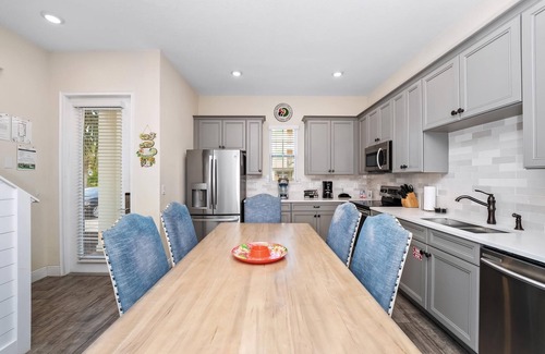 West Kissimmee Cabaña | Pineapple Dream Cottage with Private Hot Tub near Disney with Margaritaville.